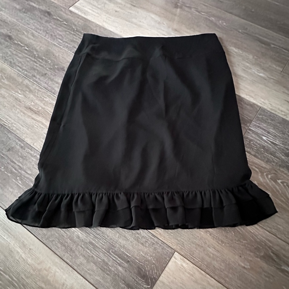 🛍️ Cato black ruffle bottom skirt.great condition.